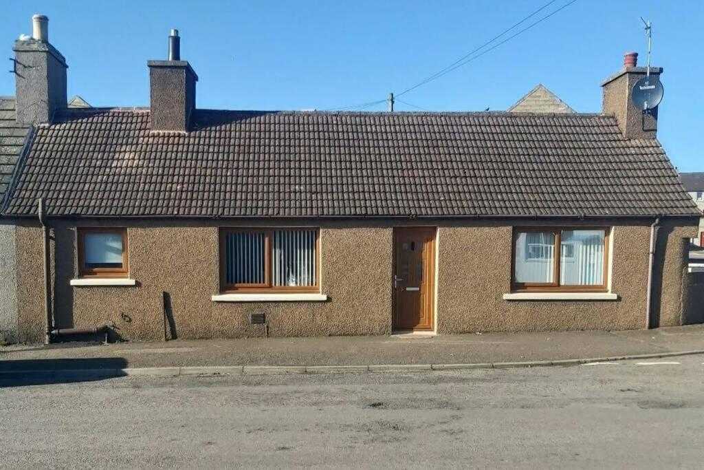 5 Riverside Place Thurso. 2 Bed, 2 Bathrooms. Exterior photo