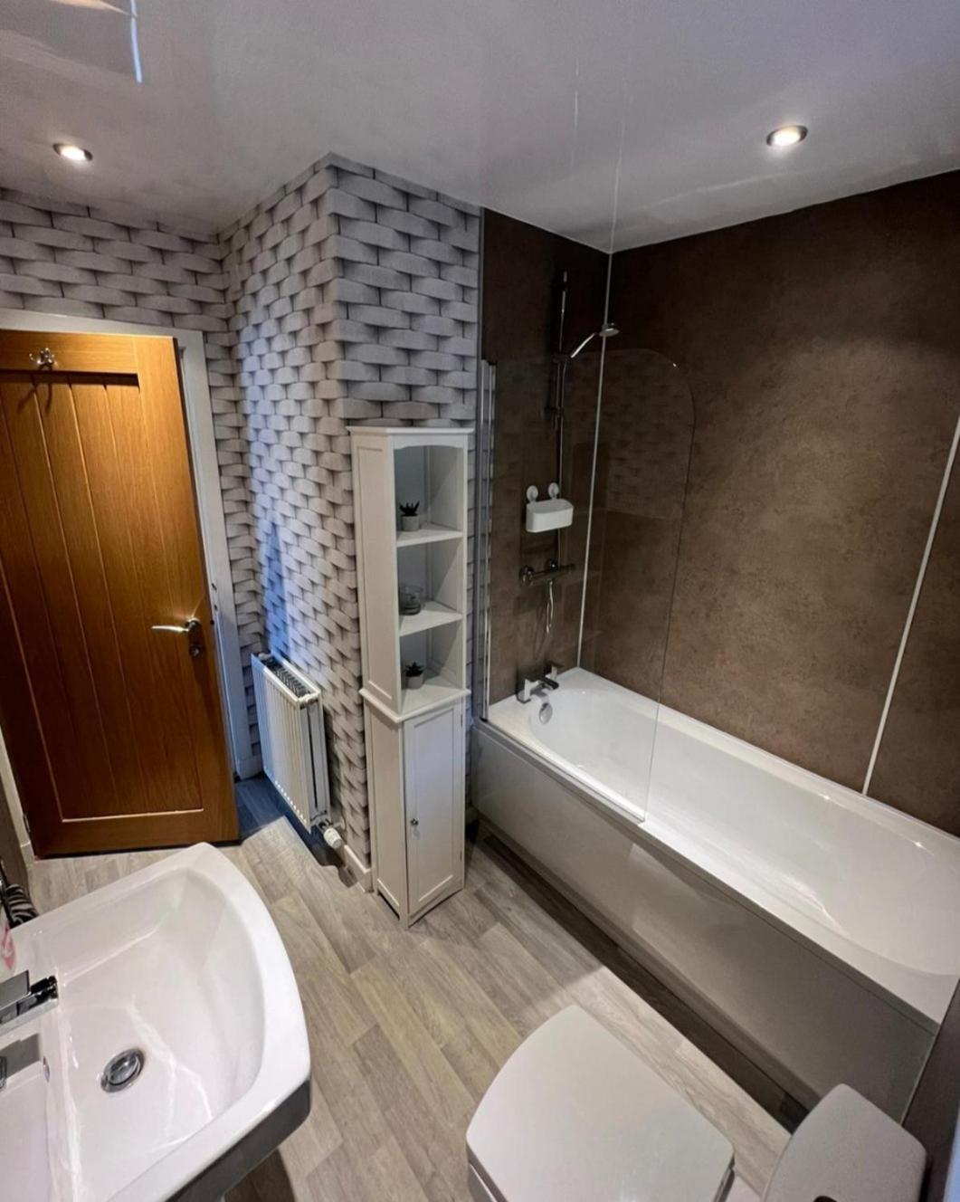 5 Riverside Place Thurso. 2 Bed, 2 Bathrooms. Exterior photo
